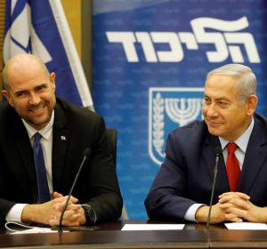 Amir Ohana junto a Benjamin Netanyahu Amir Ohana junto a Benjamin Netanyahu