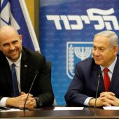 Amir Ohana junto a Benjamin Netanyahu