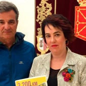 Daniel Garcia, junto a la presidenta del Parlamento de Navarra