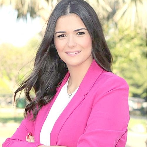 Lucía Cuín, concejala de Vox, expulsada tras asistir al izado de la bandera arcoiris en Torremolinos: "Tenía que estar ahí, igual que estaban otros partidos políticos" Lucía Cuín, concejala de Vox, expulsada tras asistir al izado de la bandera arcoiris en Torremolinos: "Tenía que estar ahí, igual que estaban otros partidos políticos"