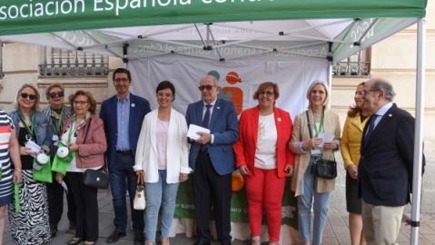Representantes de las administraciones han colaborado en la cuestaci&oacute;n de la AECC