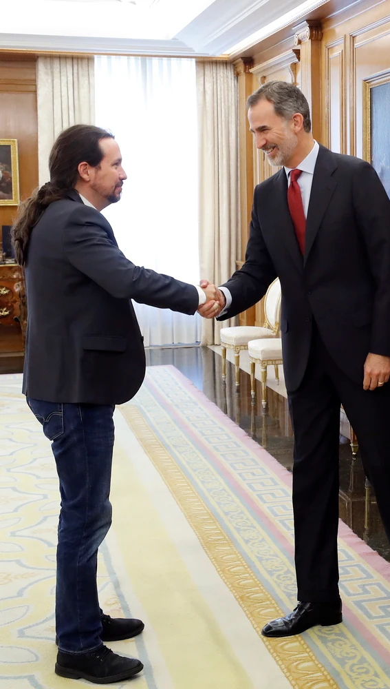 El rey Felipe VI saluda al líder de Podemos, Pablo Iglesias