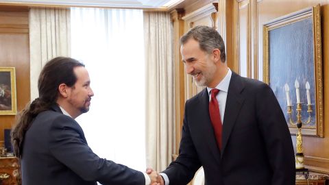 El rey Felipe VI saluda al l&iacute;der de Podemos, Pablo Iglesias