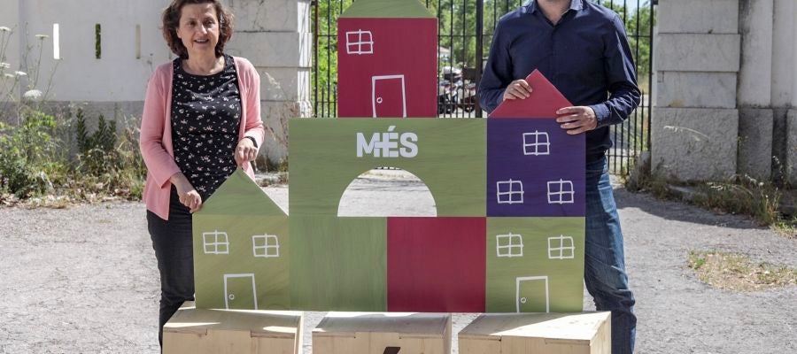 Fina Santiago y Antoni Noguera, de la candidatura de Més per Mallorca en los comicios del 26 de mayo, posan sonrientes. Fina Santiago y Antoni Noguera, de la candidatura de Més per Mallorca en los comicios del 26 de mayo, posan sonrientes.