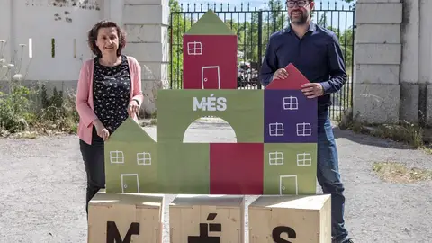 Fina Santiago y Antoni Noguera, de la candidatura de Més per Mallorca en los comicios del 26 de mayo, posan sonrientes. Negociación post-electoral en Palma