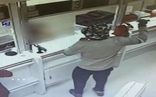 Atraca dos bancos con un aguacate pintado de granada de mano Atraca dos bancos con un aguacate pintado de granada de mano