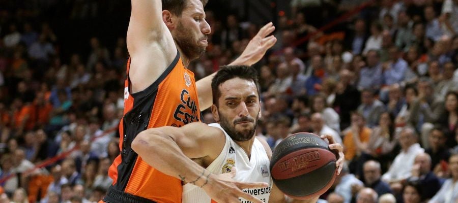Campazzo entra a canasta en el partido contra el Valencia Basket Campazzo entra a canasta en el partido contra el Valencia Basket