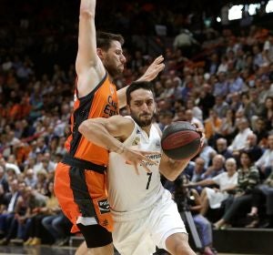 Campazzo entra a canasta en el partido contra el Valencia Basket Campazzo entra a canasta en el partido contra el Valencia Basket