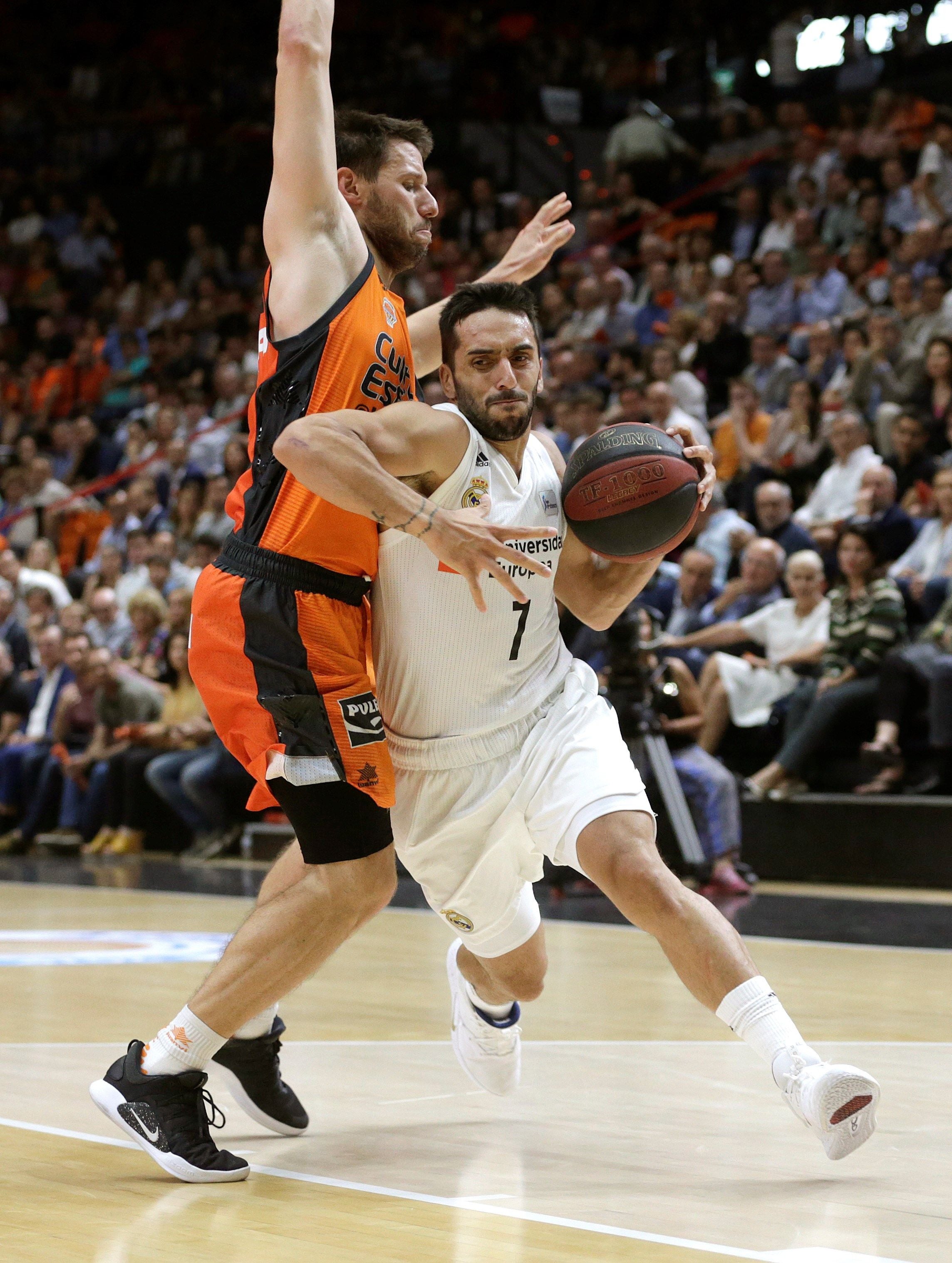 El Real Madrid 'barre' al Valencia Basket para meterse en la final de la ACB El Real Madrid 'barre' al Valencia Basket para meterse en la final de la ACB