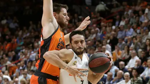 Campazzo entra a canasta en el partido contra el Valencia Basket Campazzo entra a canasta en el partido contra el Valencia Basket