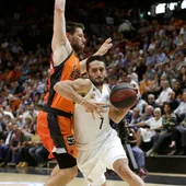 Campazzo entra a canasta en el partido contra el Valencia Basket Campazzo entra a canasta en el partido contra el Valencia Basket