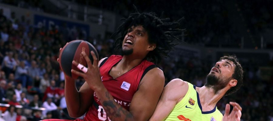 Javier Justiz lucha por el rebote contra Ante Tomic Javier Justiz lucha por el rebote contra Ante Tomic