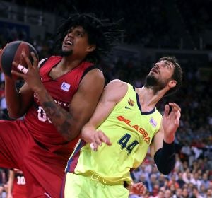 Javier Justiz lucha por el rebote contra Ante Tomic Javier Justiz lucha por el rebote contra Ante Tomic