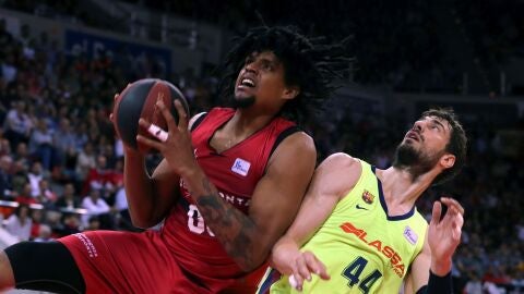 Javier Justiz lucha por el rebote contra Ante Tomic