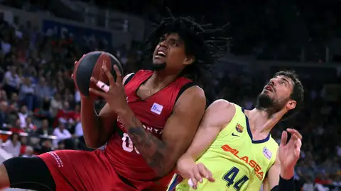 Javier Justiz lucha por el rebote contra Ante Tomic Javier Justiz lucha por el rebote contra Ante Tomic