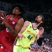 Javier Justiz lucha por el rebote contra Ante Tomic Javier Justiz lucha por el rebote contra Ante Tomic