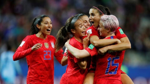 Las jugadoras de Estados Unidos celebran uno de los 13 goles contra Tailandia