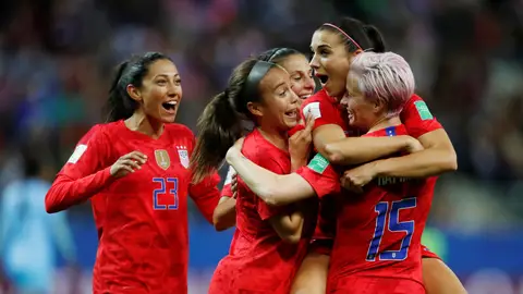 Las jugadoras de Estados Unidos celebran uno de los 13 goles contra Tailandia Las jugadoras de Estados Unidos celebran uno de los 13 goles contra Tailandia