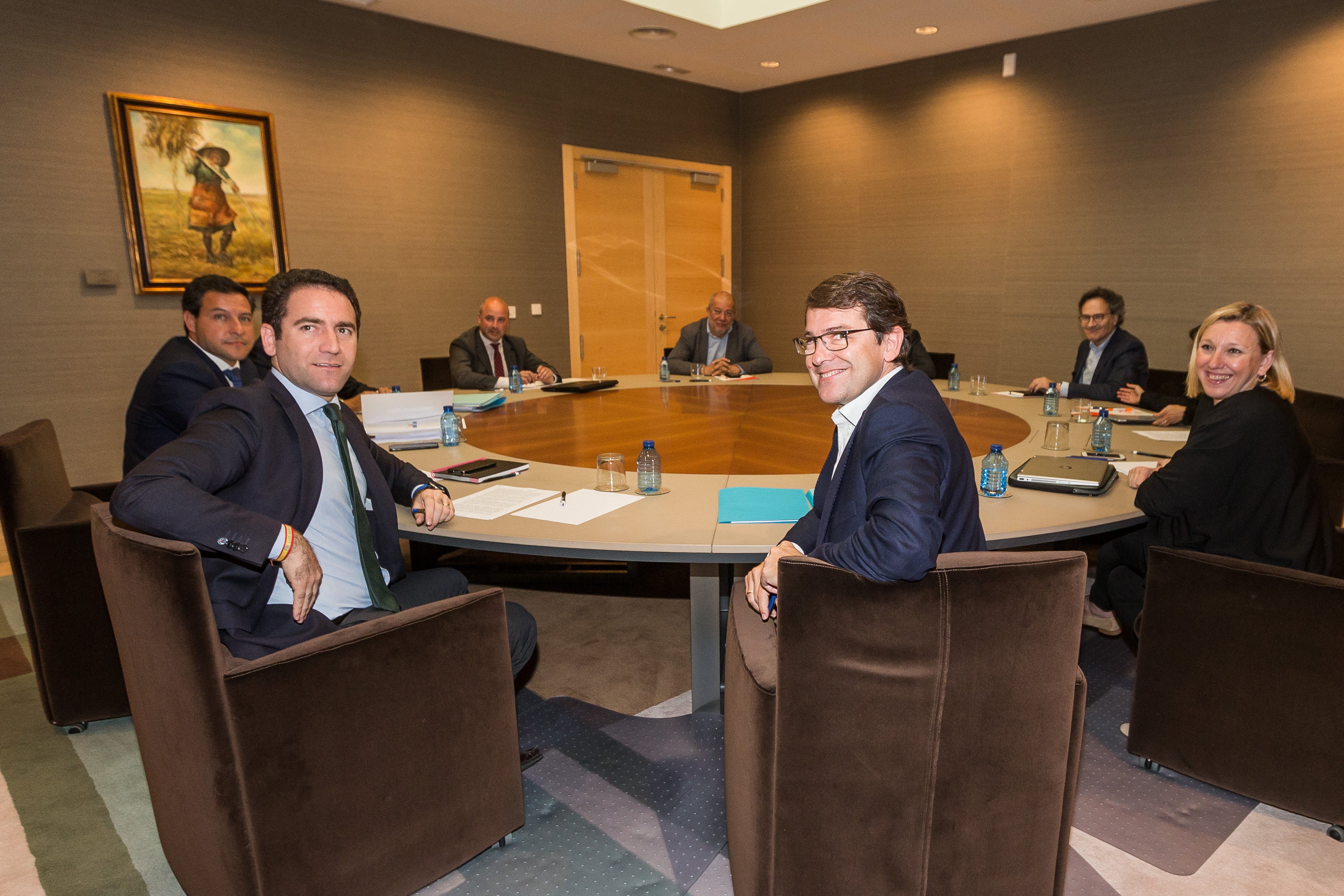 El PP sacrifica a varios dirigentes para seguir negociando con Ciudadanos El PP sacrifica a varios dirigentes para seguir negociando con Ciudadanos