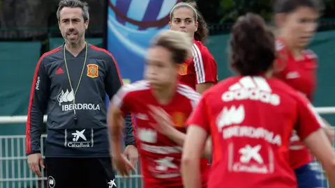 El entrenador de la selección española, Jorge Vilda, durante el entrenamiento que han realizado en Lille (Francia) donde preparan el segundo partido del mundial contra Alemania. El entrenador de la selección española, Jorge Vilda, durante el entrenamiento que han realizado en Lille (Francia) donde preparan el segundo partido del mundial contra Alemania.