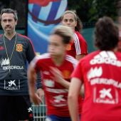 El entrenador de la selección española, Jorge Vilda, durante el entrenamiento que han realizado en Lille (Francia) donde preparan el segundo partido del mundial contra Alemania.
