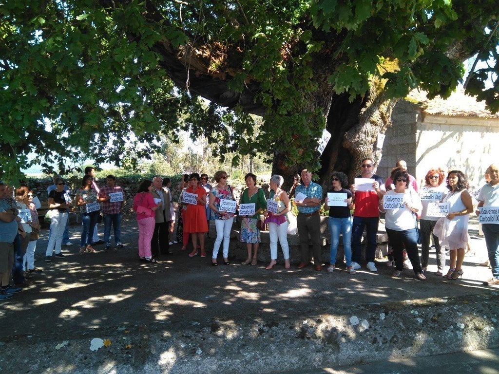 Os comuneiros de Mourente queren salvar o carballo de Santa Margarida Os comuneiros de Mourente queren salvar o carballo de Santa Margarida