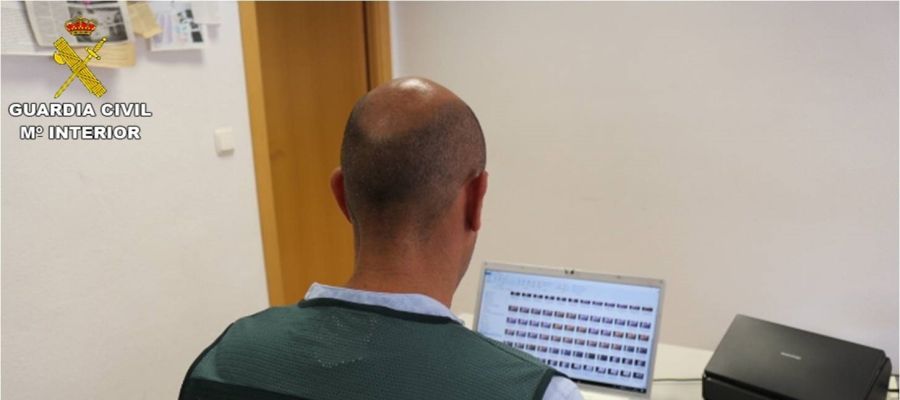 Un agente de la Guardia Civil. Un agente de la Guardia Civil.