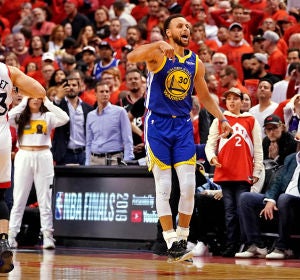 Stephen Curry celebra una canasta ante los Raptors Stephen Curry celebra una canasta ante los Raptors