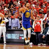 Stephen Curry celebra una canasta ante los Raptors Stephen Curry celebra una canasta ante los Raptors