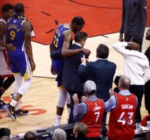 Kevin Durant se retira lesionado de la cancha de los Raptors Kevin Durant se retira lesionado de la cancha de los Raptors