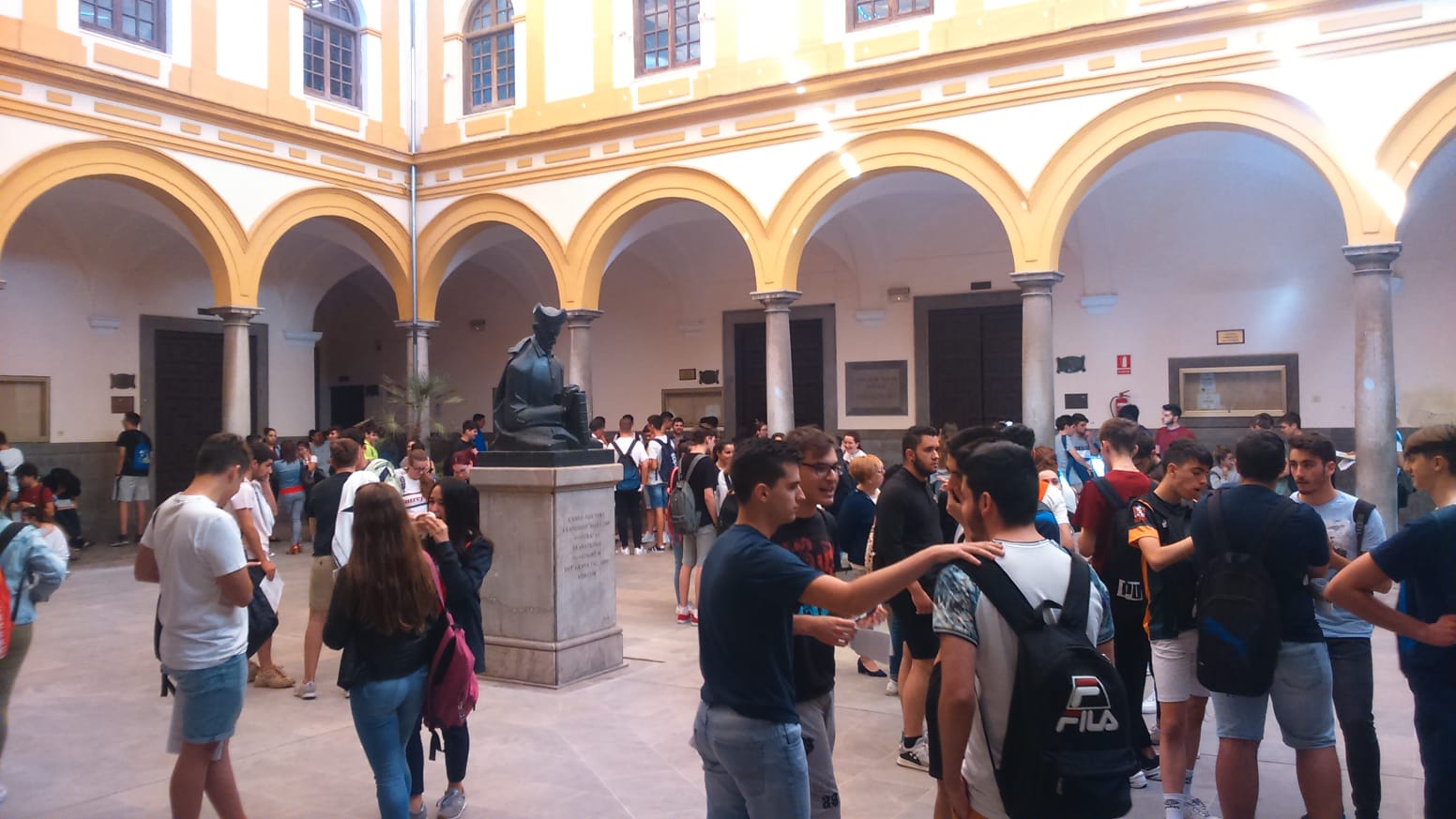 "Silencio en la sala...empieza el examen" "Silencio en la sala...empieza el examen"
