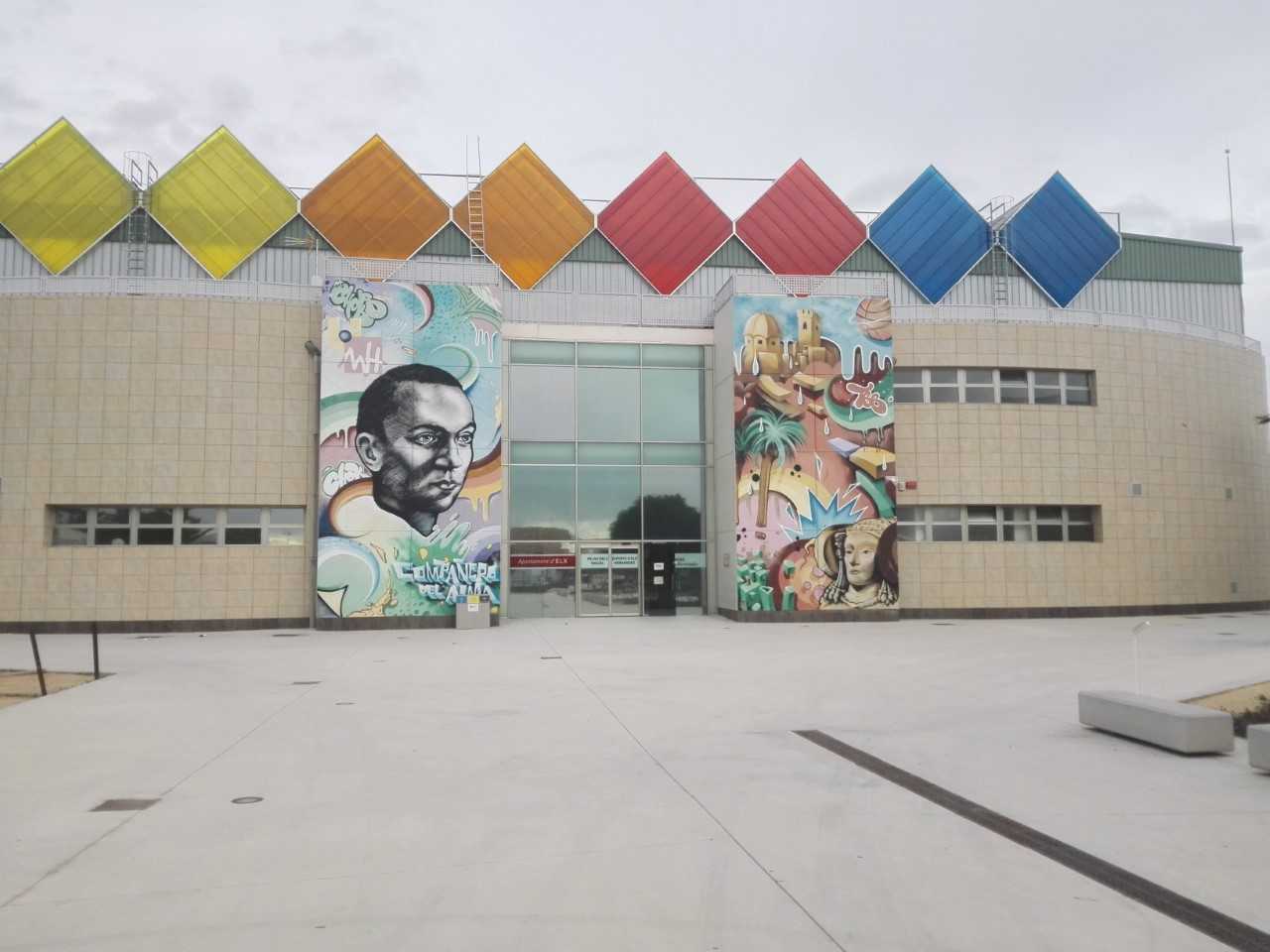 La UMH de Elche instala 66 placas solares en el Palacio de Deportes y proyecta hacer lo propio en el edificio Torregaitán La UMH de Elche instala 66 placas solares en el Palacio de Deportes y proyecta hacer lo propio en el edificio Torregaitán