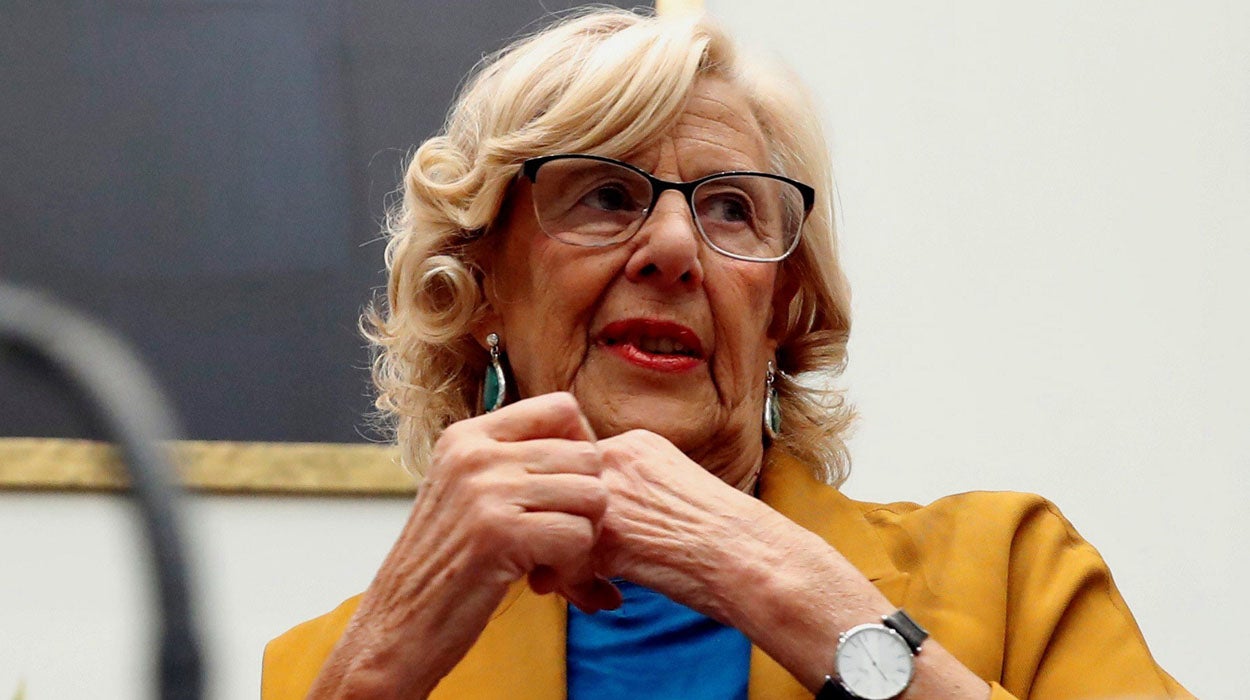 Carmena entrega su acta de renuncia como concejal en la Plaza de la Villa Carmena entrega su acta de renuncia como concejal en la Plaza de la Villa