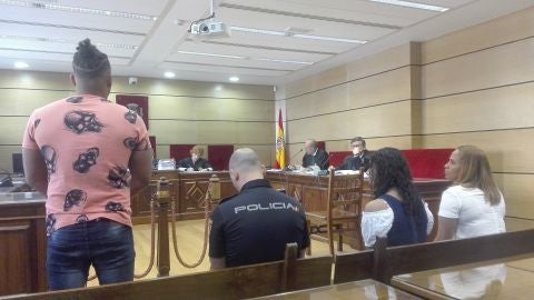 Los tres acusados, un hombre y dos mujeres, ha declarado en la vista oral Los tres acusados, un hombre y dos mujeres, ha declarado en la vista oral