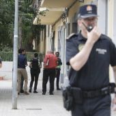 Agentes de Policía frente a la vivienda de la mujer hallada muerta en Xátiva
