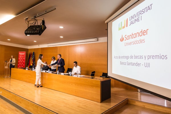 Banco Santander distingue a la comunidad universitaria de la UJI con la entrega de 110 premios y ayudas Banco Santander distingue a la comunidad universitaria de la UJI con la entrega de 110 premios y ayudas