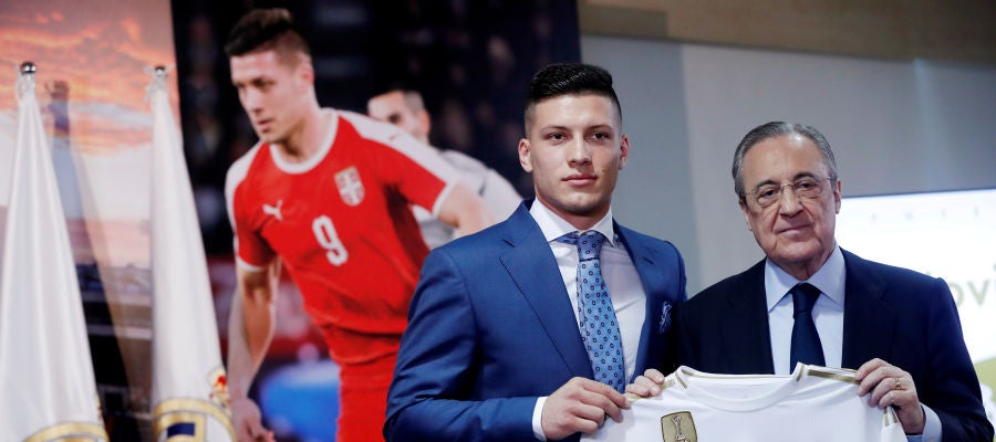 Jovic posa con la camiseta del Real Madrid junto a Florentino Pérez Jovic posa con la camiseta del Real Madrid junto a Florentino Pérez
