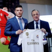 Jovic posa con la camiseta del Real Madrid junto a Florentino Pérez