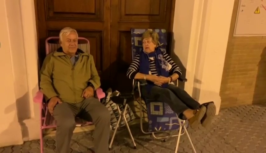 Una pareja de abuelos hace guardia a las puertas de un colegio de Sevilla para conseguir plaza para su nieto Una pareja de abuelos hace guardia a las puertas de un colegio de Sevilla para conseguir plaza para su nieto
