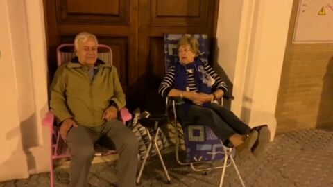 Abuelos de guardia a las puertas de un colegio de Sevilla para conseguir plaza 