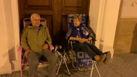 Abuelos de guardia a las puertas de un colegio de Sevilla para conseguir plaza Abuelos de guardia a las puertas de un colegio de Sevilla para conseguir plaza