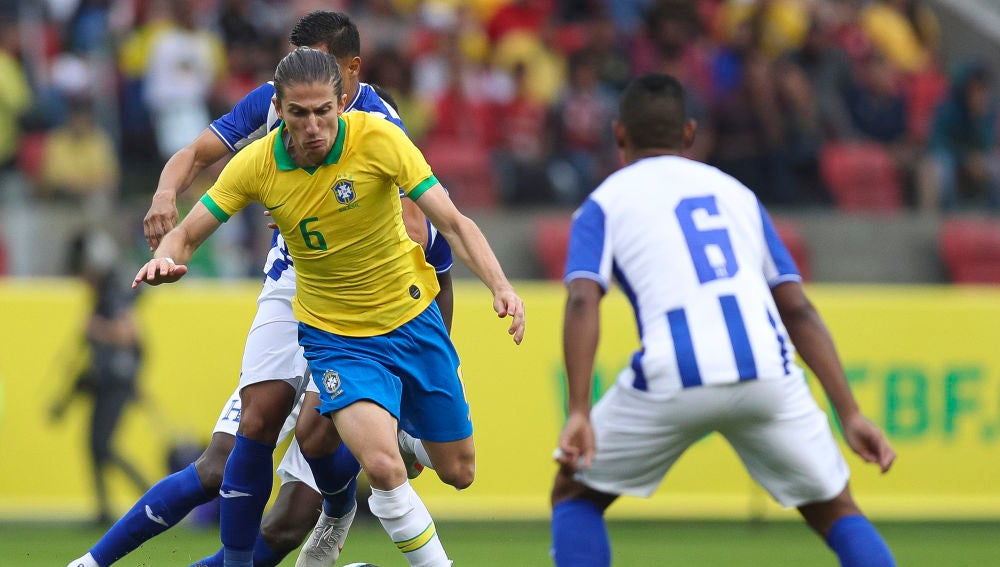 Filipe Luis, durante el partido de Brasil contra Honduras