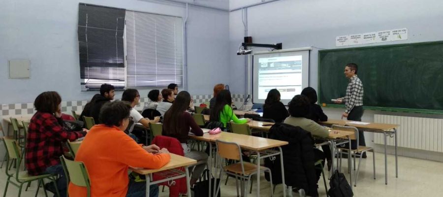 Alumnos y profesor de de la EOI en la sede de la Plana Baixa ubicada en la ciudad de Vila-real. Alumnos y profesor de de la EOI en la sede de la Plana Baixa ubicada en la ciudad de Vila-real.