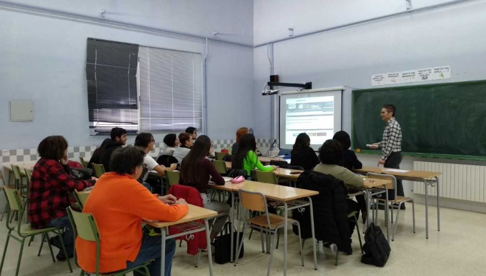 Alumnos y profesor de de la EOI en la sede de la Plana Baixa ubicada en la ciudad de Vila-real. 