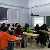 Alumnos y profesor de de la EOI en la sede de la Plana Baixa ubicada en la ciudad de Vila-real. 