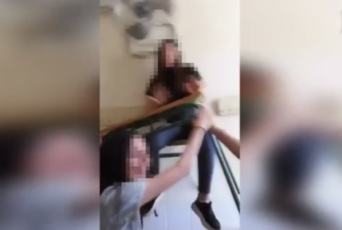 Expulsan a 20 alumnos de un instituto de Alicante por practicar el peligroso reto 'Desk Challenge' Expulsan a 20 alumnos de un instituto de Alicante por practicar el peligroso reto 'Desk Challenge'