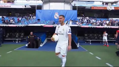 Eden Hazard pisó por primera vez el césped del Bernabéu donde besó el escudo del Real Madrid Eden Hazard pisó por primera vez el césped del Bernabéu donde besó el escudo del Real Madrid