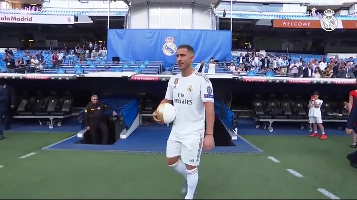 Eden Hazard pisó por primera vez el césped del Bernabéu donde besó el escudo del Real Madrid Eden Hazard pisó por primera vez el césped del Bernabéu donde besó el escudo del Real Madrid