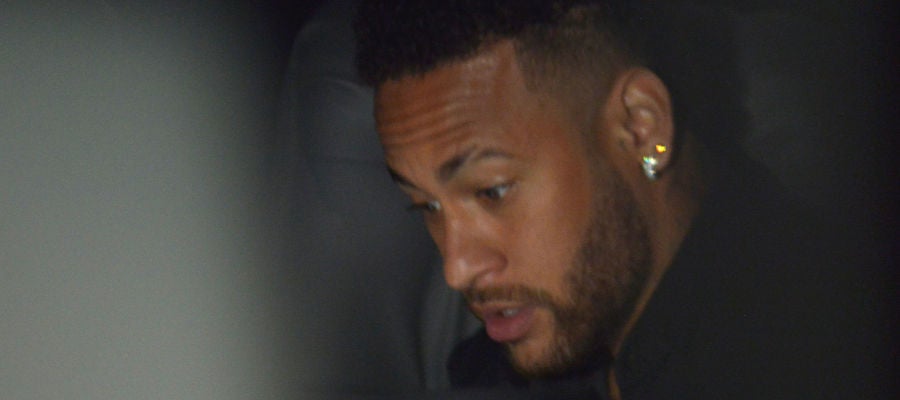 Neymar, antes de comparecer ante el juez Neymar, antes de comparecer ante el juez