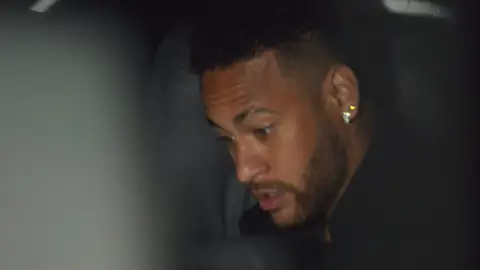 Neymar, antes de comparecer ante el juez Neymar, antes de comparecer ante el juez